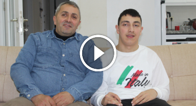 Oğlunun evine kurduğu fizik tedavi alanıyla yürümesini sağladı