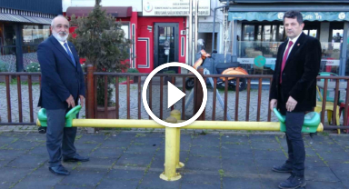 Rakip belediye başkan adayları kozlarını tahterevallide paylaştı!