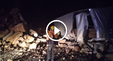 Yamaçtan kopan kayalar tıra isabet etti!