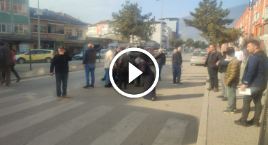 Yaşlı adama göz göre göre böyle çarptı!