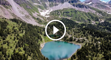 Doğa harikası göller görenleri büyülüyor