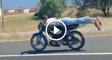 Motosikletinin üzerine yüzüstü yattı, faciaya davetiye çıkardı