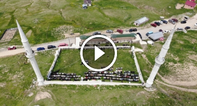 Üstü açık camide 563 yıldır çimen üzerinde Cuma namazı kılınıyor