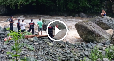 Serinlemek için girdikleri derede su seviyesi yükselince mahsur kaldılar