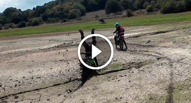 Çamura saplanan motosikletli böyle takla attı: Arkadaşları kahkahaya boğuldu   