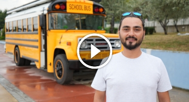 Filmden esinlenerek yaptığı hayalindeki 'School Bus' ile dünya turuna çıktı