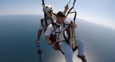 Genç müzisyen paraşütle kemençe çaldı