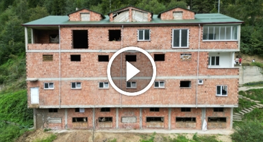 Karadeniz'de bir çiftçi inekleri için dik yamaçta 4 katlı çiftlik kurdu