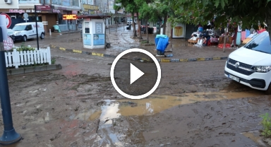 Sel suları çekildi, o ilçe çamur deryasına döndü   