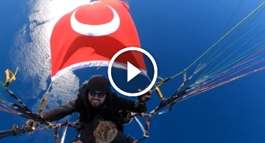  Cumhuriyet Bayramını gökyüzünde Türk bayrağı açarak kutladılar