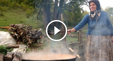 Giresun'da kadınlar yazın bolluğunu kışa taşıyor