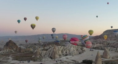  Kapadokya'da balonlar Türk bayraklarını gökyüzünde dalgalandırdı