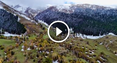 Karlı zirveler sonbahar ile buluştu