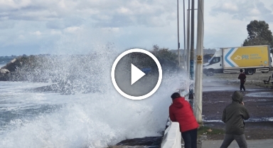 Samsun'da şiddetli rüzgarın etkisiyle dev dalgalar oluştu