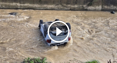 Trabzon'da otomobil dereye uçtu! Kaza anı saniye saniye kaydedildi