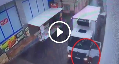 Freni boşalan kamyonun kapısında asılı kaldı... O anlar kamerada