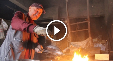 Her gün dükkanını açıyor, bakıra yeniden hayat veriyor