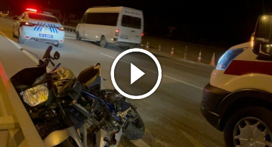 Kontrolden çıkan motosiklet bariyerlere çarptı, sürücü ölümden döndü