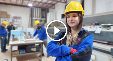 Sanayideki mobilya atölyesine kadın eli değdi