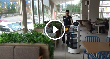 Teknoloji ile farklı hizmet deneyimi: Bu kafede servislere robot yardımcı oluyor