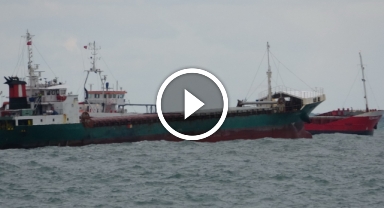 Yük gemileri denizde adeta beşik gibi sallandı