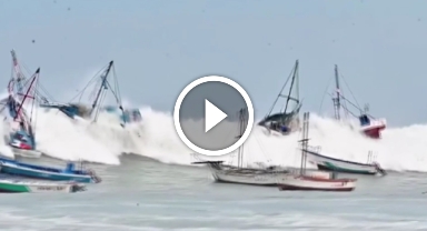 Dev dalgalar tekneleri batırdı: İlginç anlar böyle kaydedildi