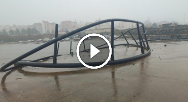 Giresun'da şiddetli fırtına, balık kafeslerini kıyıya sürükledi