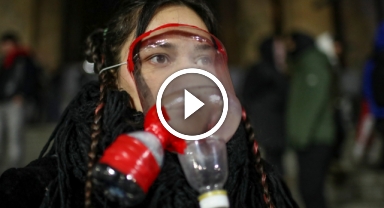  Gürcistan parlamentosunda havai fişekli protesto sürüyor: 48 gözaltı