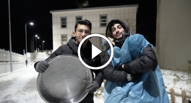 Herkes karda poşetle kayarken o çiğköfte tepsisiyle kaydı