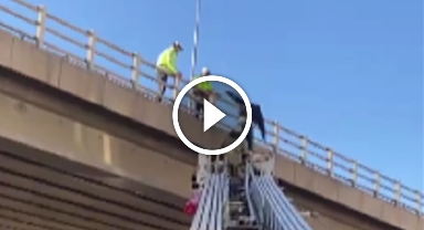 İzmir'de intihar girişimi: Köprüden aşağı atladı