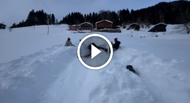 Karadeniz Yaylalarında Kış Keyfi: Vatandaşlar Naylon Poşetle Kayarak Eğlendi