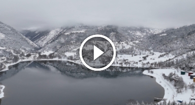 Karla Kaplanan Doğa Harikasında Büyüleyen Manzara