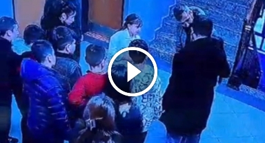 Öğrenci, Öğretmeninin Heimlich Manevrası ile Kurtarıldı… O Anlar Güvenlik Kamerasına Böyle Yansıdı