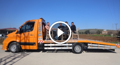 Çekici üzerine masa ve sandalye atarak şehir turuna çıktılar: 4 kafadarın o anları ilgi odağı oldu