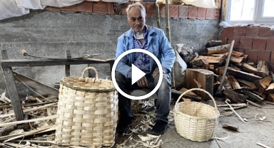Fındık Dalından Sepet Örerek Hem Geçimini Sağlıyor Hem Zanaatını Yaşatıyor