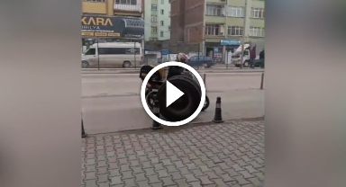 Kamyondan fırlayan lastiği motokurye böyle yakaladı   