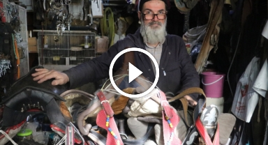 Son saraç ustası, artık dizi setleri için üretim yapıyor