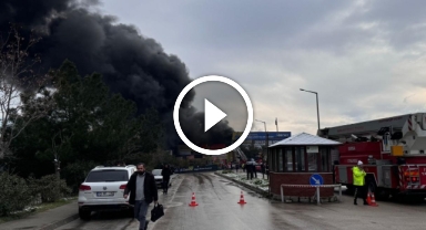 Bursa'da madeni yağ dükkanında çıkan yangına müdahale ediliyor