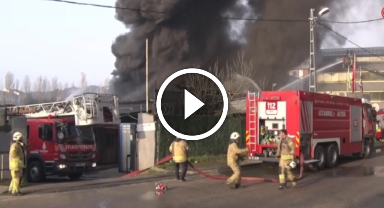 Çekmeköy'de lastik deposunda yangın