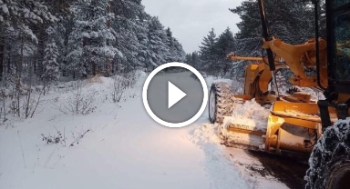 Giresun İl Özel İdaresi, kar nedeniyle kapanan köy yollarında çalışmalarını sürdürüyor 