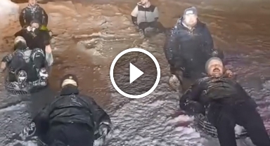 Giresun'un Kümbet Yaylası'nda iplerle birbirlerine bağlanıp karlı yolda böyle kaydılar