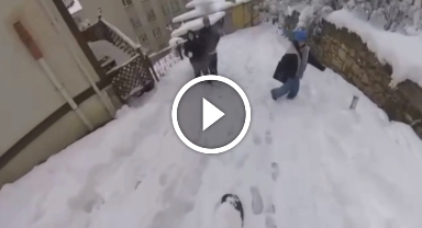 Ordu'da bir vatandaş, mahalledeki karda snowboard yaptı