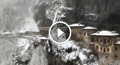 Sümela Manastırı, Kar Yağışı Sonrası Doyumsuz Bir Kış Manzarası Sunuyor