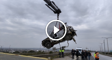 Tırla otomobil çarpıştı: 2 ölü 1 yaralı