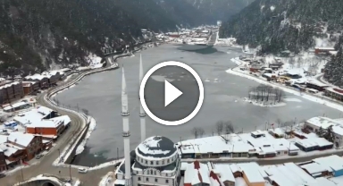 Türkiye'nin ve Doğu Karadeniz'in önemli turizm merkezlerinden biri olan Uzungöl, buz tuttu