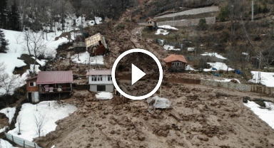 Artvin'de heyelanda bir ev takla atarak devrildi, o anlar cep telefonu kamerasına yansıdı 
