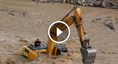 Debisi yükselen çayda mahsur kalan operatörü itfaiye kurtardı