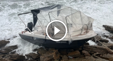 Fırtına, limanda bağlı olan tekneyi sürükledi