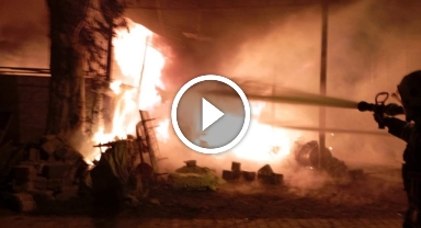 Patlama sesiyle uyandıklarında alevlerle karşılaştılar