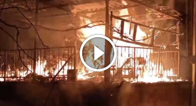 Peş peşe patlamaların ardından alevler yükseldi